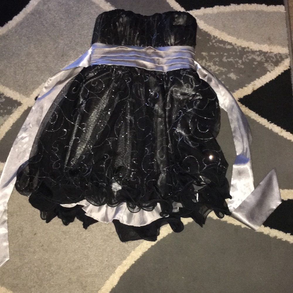 Size 5 Sequin Hearts cute formal dress.